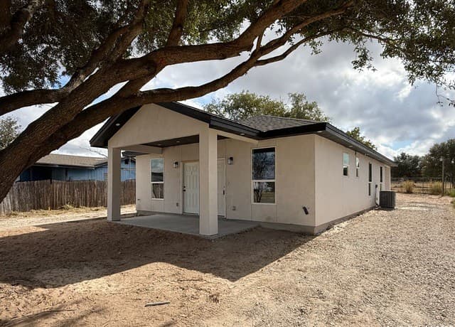 rental at 3274 N Ih 35 in Natalia, TX — photo 1