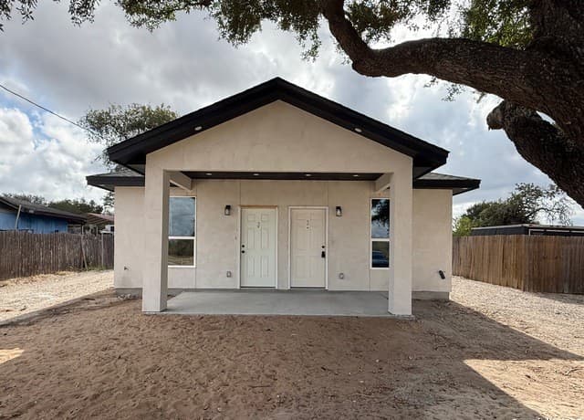rental at 3274 N Ih 35 in Natalia, TX — photo 3