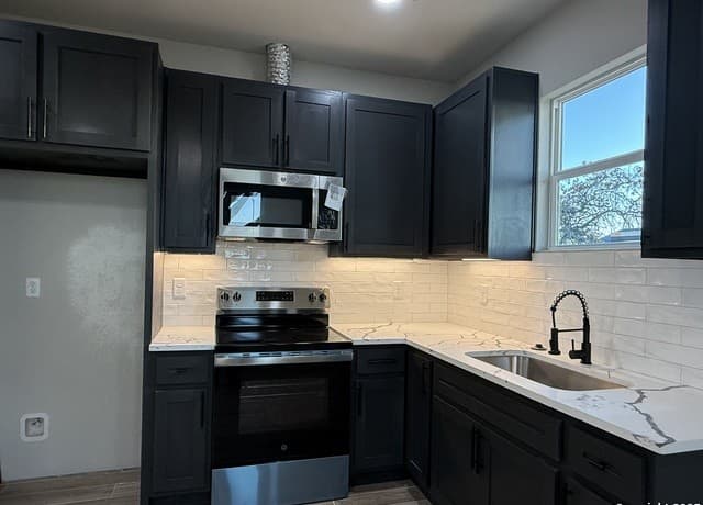 rental at 3274 N Ih 35 in Natalia, TX — photo 4