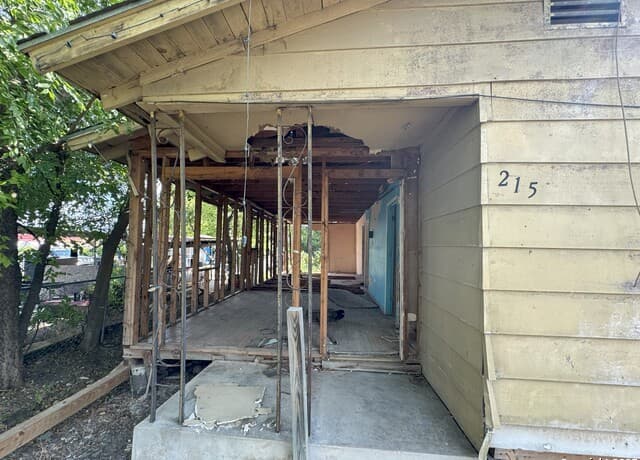 2-bedroom rental at 215 Rehmann St in San Antonio, TX — photo 3
