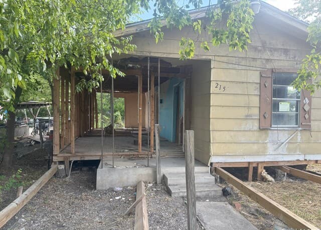 2-bedroom rental at 215 Rehmann St in San Antonio, TX — photo 4