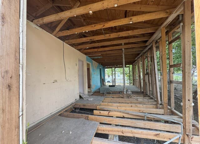 2-bedroom rental at 215 Rehmann St in San Antonio, TX — photo 5