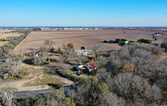4-bedroom rental at 474 Peach in Leming, TX — photo 3