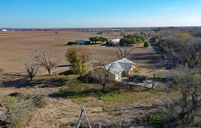 4-bedroom rental at 474 Peach in Leming, TX — photo 4