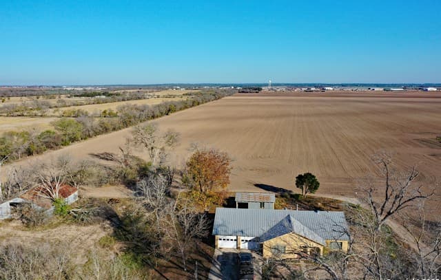 4-bedroom rental at 474 Peach in Leming, TX — photo 5