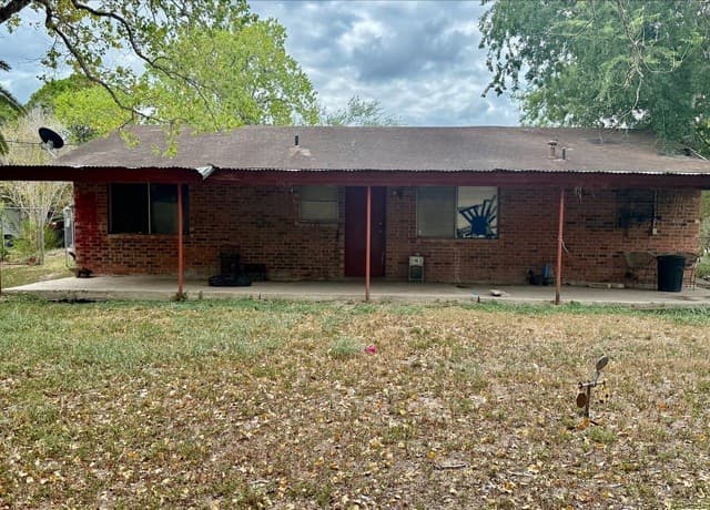 4-bedroom rental at 805 Continental Dr in Three Rivers, TX — photo 2