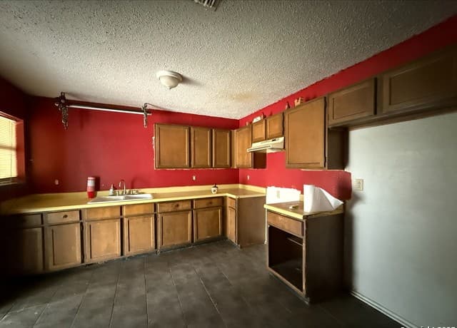4-bedroom rental at 805 Continental Dr in Three Rivers, TX — photo 3