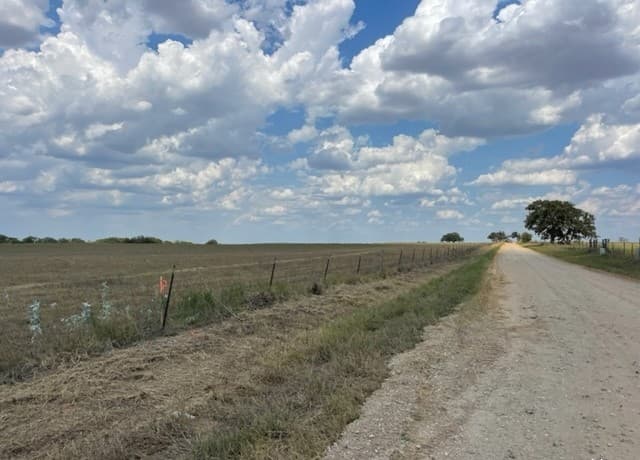 rental at 713 County Road 232 in Floresville, TX — photo 4