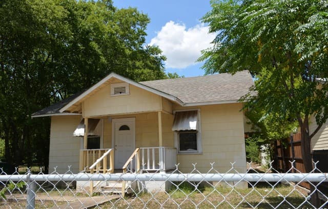 2-bedroom rental at 241 Peabody in San Antonio, TX — photo 2
