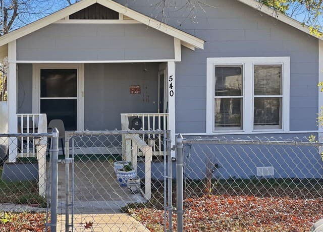 2-bedroom rental at 108 Vine Unit 101 in San Antonio, TX — photo 3