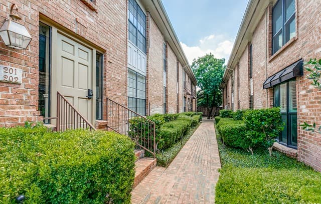 2-bedroom rental at 7815 Broadway Unit 202 in San Antonio, TX — photo 1