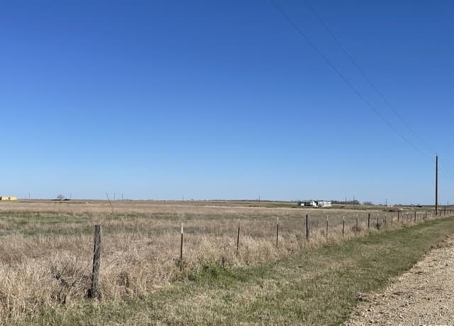 rental at 10 County Road 101 in Floresville, TX — photo 2