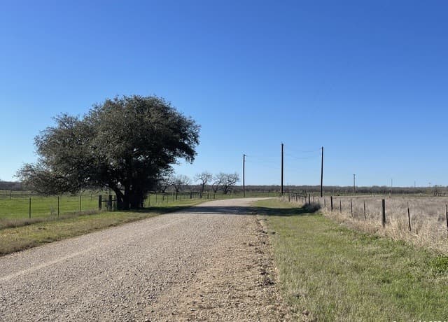 rental at 10 County Road 101 in Floresville, TX — photo 4