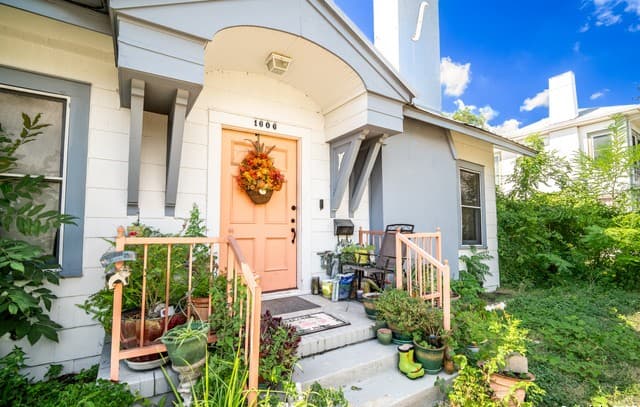 4-bedroom rental at 1606 W Mulberry Ave in San Antonio, TX — photo 1