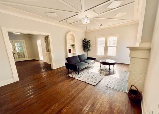 4-bedroom rental at 1606 W Mulberry Ave in San Antonio, TX — photo 4