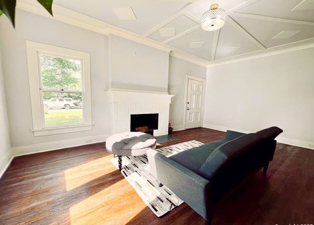 4-bedroom rental at 1606 W Mulberry Ave in San Antonio, TX — photo 5