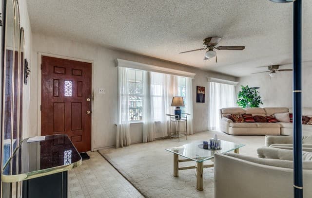 4-bedroom rental at 359 Kate Schenck in San Antonio, TX — photo 3