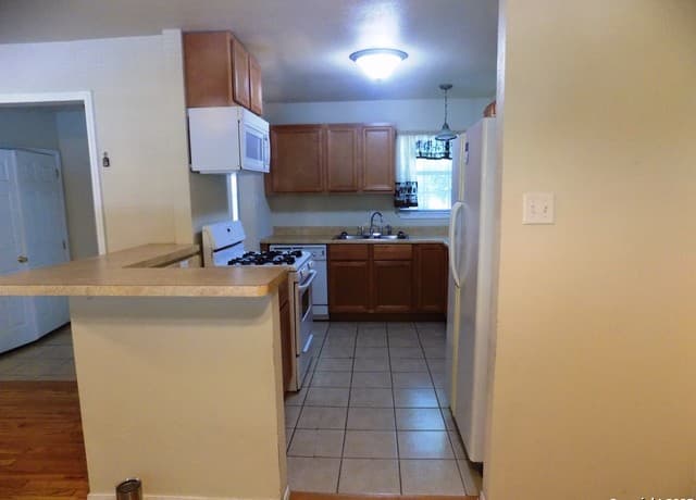 3-bedroom rental at 636 W Norwood in San Antonio, TX — photo 5