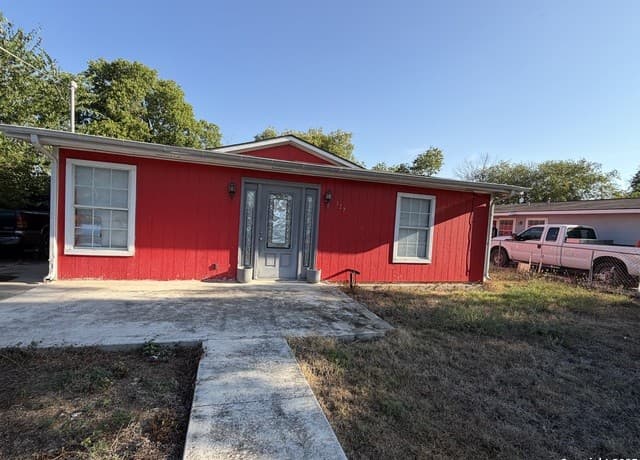 3-bedroom rental at 127 Arnaz in San Antonio, TX — photo 2