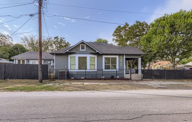 3-bedroom rental at 430 Hampshire Ave in San Antonio, TX — photo 1