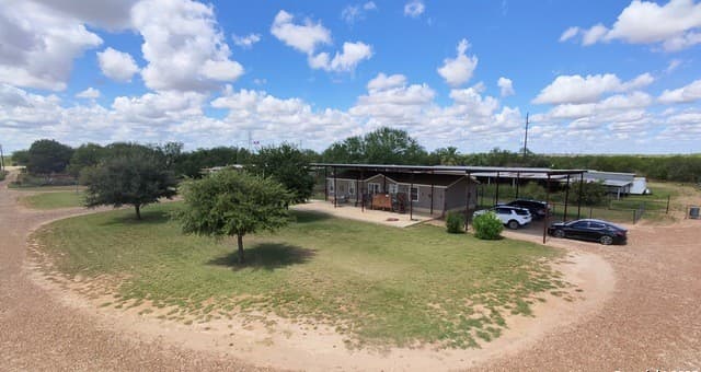 3-bedroom rental at 386 W Fm 468 in Cotulla, TX — photo 3