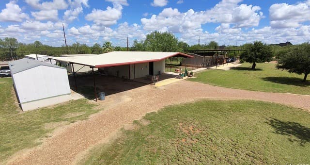 3-bedroom rental at 386 W Fm 468 in Cotulla, TX — photo 4