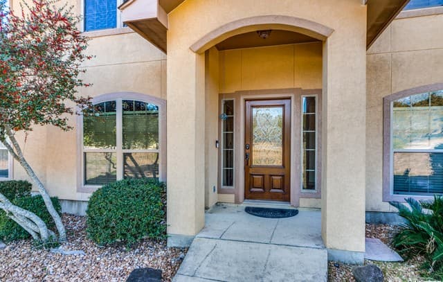 6-bedroom rental at 811 Stirrup Dr in Spring Branch, TX — photo 2