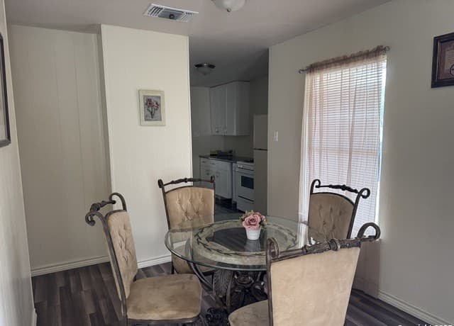 3-bedroom rental at 4222 King Krest in San Antonio, TX — photo 5