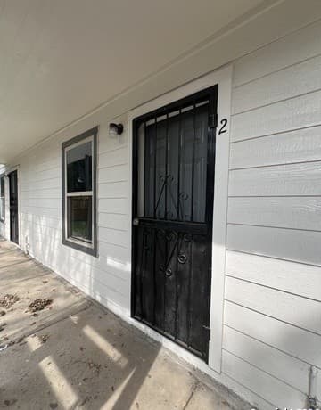 1-bedroom rental at 1723 W Mayfield Blvd Unit 2 in San Antonio, TX — photo 2