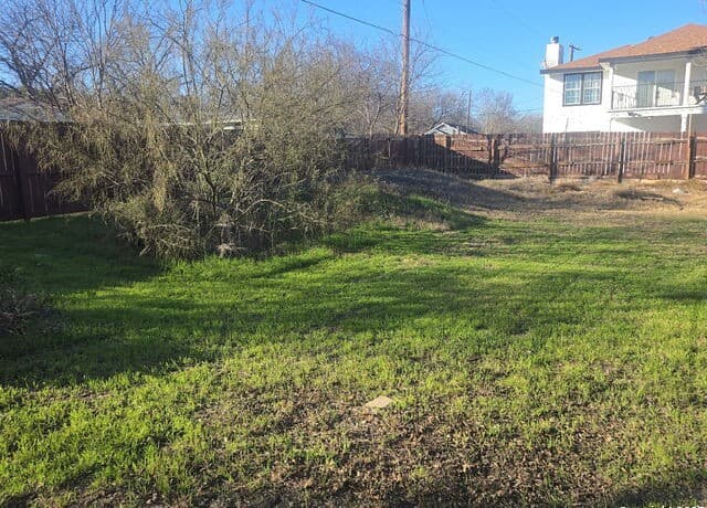 rental at 1403 Bailey Ave in San Antonio, TX — photo 2