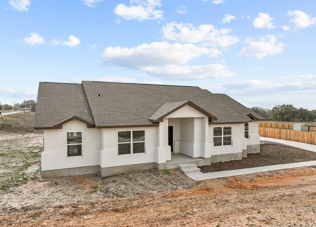 4-bedroom rental at 70 Log Cabin Way in Poteet, TX — photo 2