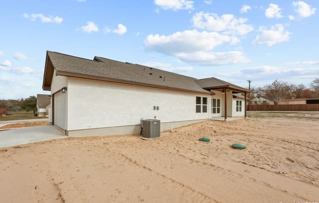 4-bedroom rental at 70 Log Cabin Way in Poteet, TX — photo 5