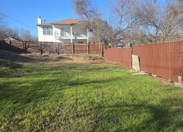 rental at 1405 Bailey Ave in San Antonio, TX — photo 1