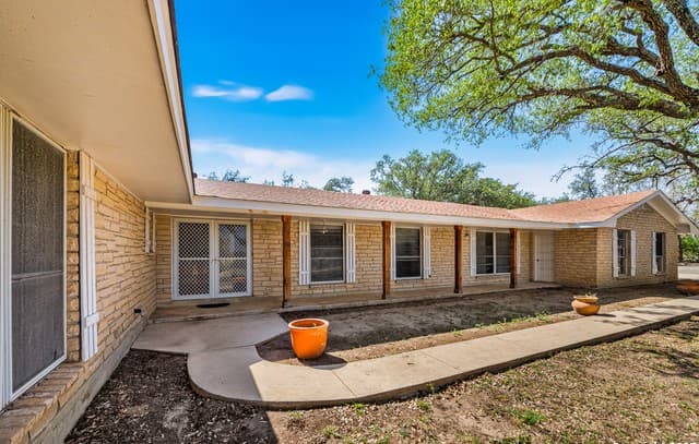 4-bedroom rental at 0 Fm 2200 in Devine, TX — photo 3