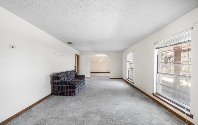 4-bedroom rental at 0 Fm 2200 in Devine, TX — photo 4