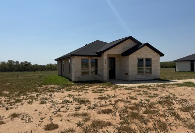 3-bedroom rental at 121 Camino Verde Ct in La Vernia, TX — photo 3