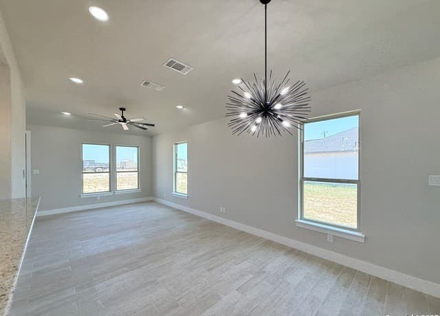 3-bedroom rental at 121 Camino Verde Ct in La Vernia, TX — photo 4