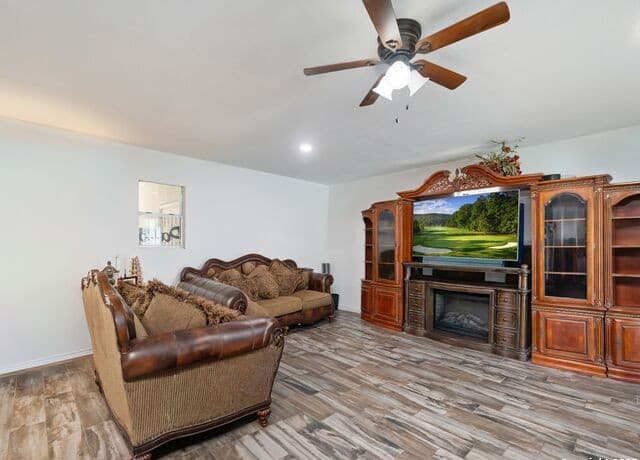 4-bedroom rental at 6472 Whitby in San Antonio, TX — photo 2