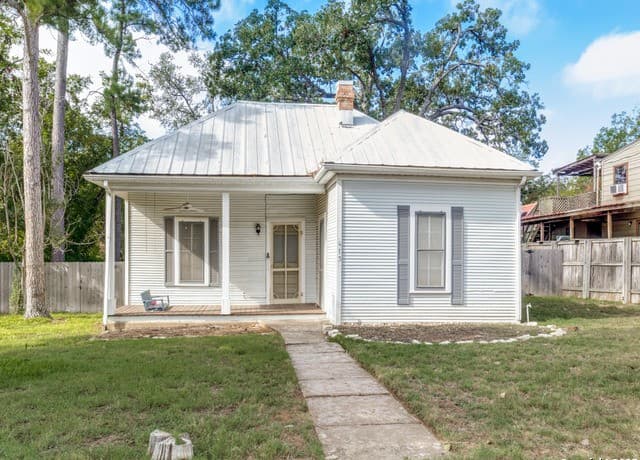 2-bedroom rental at 413 E College St in Fredericksburg, TX — photo 1
