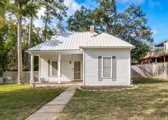 2-bedroom rental at 413 E College St in Fredericksburg, TX — photo 2