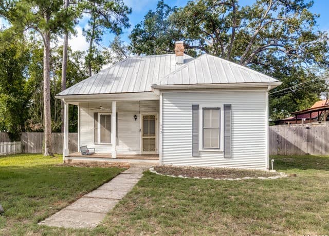 2-bedroom rental at 413 E College St in Fredericksburg, TX — photo 3