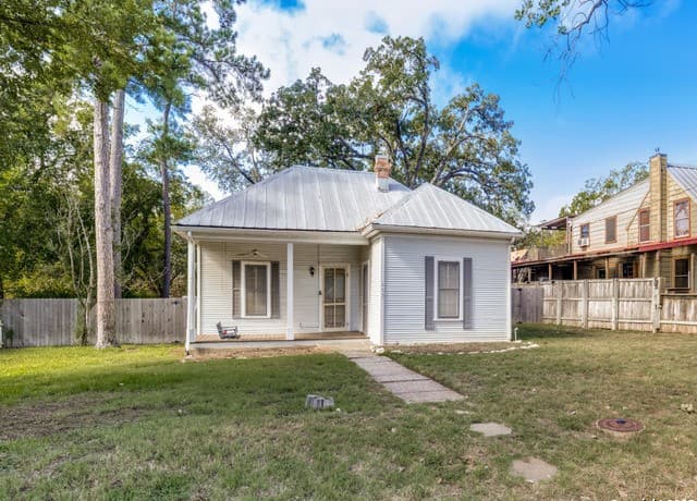 2-bedroom rental at 413 E College St in Fredericksburg, TX — photo 5