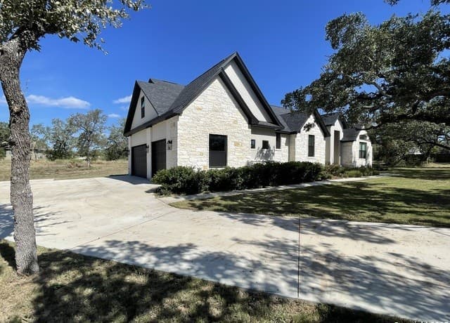 4-bedroom rental at 399 Bauer Lane in Castroville, TX — photo 2