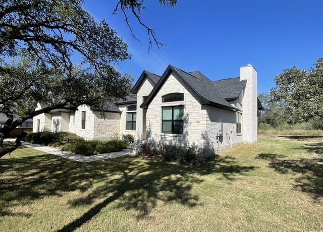 4-bedroom rental at 399 Bauer Lane in Castroville, TX — photo 3