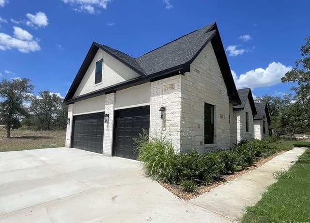 4-bedroom rental at 399 Bauer Lane in Castroville, TX — photo 4