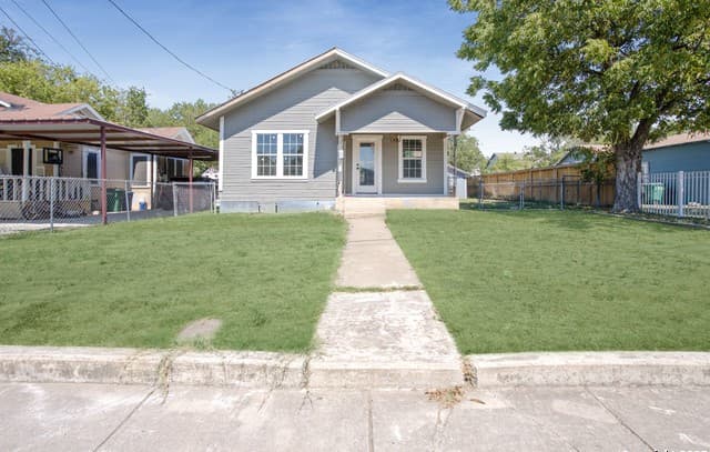 2-bedroom rental at 923 Sacramento in San Antonio, TX — photo 1