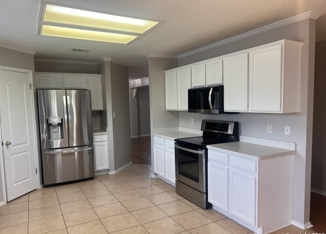 3-bedroom rental at 15711 Knollcircle in San Antonio, TX — photo 4
