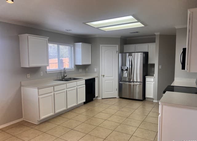 3-bedroom rental at 15711 Knollcircle in San Antonio, TX — photo 5