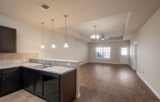 3-bedroom rental at 7019 Hallie Rdg in San Antonio, TX — photo 3