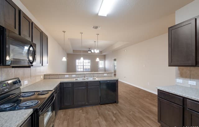 3-bedroom rental at 7019 Hallie Rdg in San Antonio, TX — photo 4